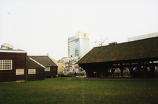 108613 Gezicht in het Molenpark te Utrecht, met de voormalige houtloodsen van Houthandel J. de Wit.N.B. De foto is ...